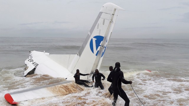 Pesawat Kargo Jatuh di Pantai Gading (Foto: REUTERS/Luc Gnago )