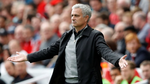Mourinho terlalu reaktif di laga vs Liverpool. (Foto: Reuters/Carl Recine)
