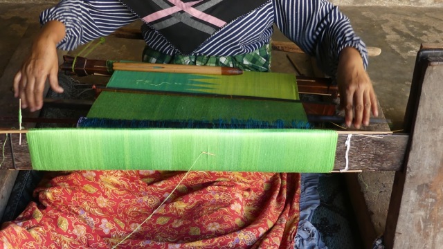 Menenun kain di Sembalun (Foto: Niken Nurani/kumparan)