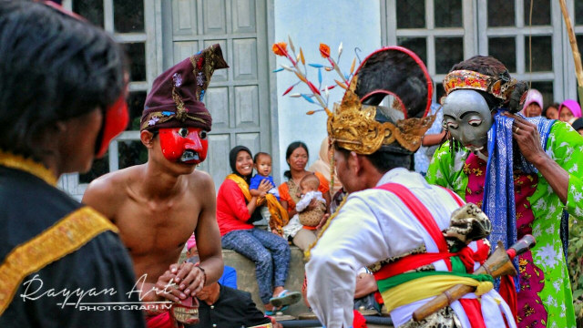 Pertunjukan tari tradisional di Desa Sembalun. (Foto: Dok. Roy Gunawan)