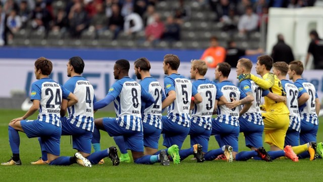 Para pemain Hertha berlutut. (Foto: Dok. Bundesliga)