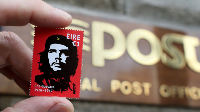 Prangko Che  Guevara (Foto: Paul FAITH / AFP)