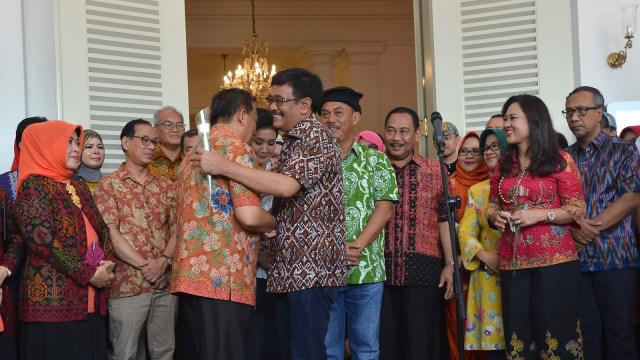 Djarot memeluk Saefullah saat perpisahan (Foto: Antara/Wahyu Putro)