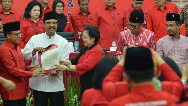 Megawati memberikan berkas dukungan ke Gus Ipul (Foto: ANTARA FOTO/Wahyu Putro A)