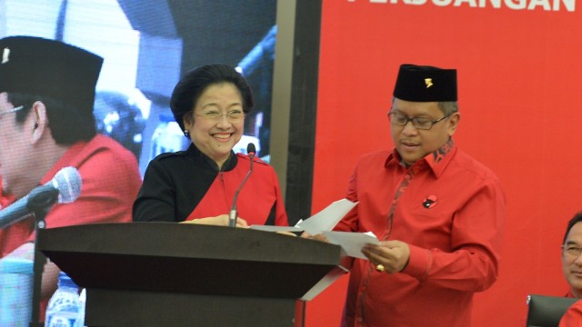 Megawati didampingi Sekjen PDIP (Foto: ANTARA FOTO/Wahyu Putro A)