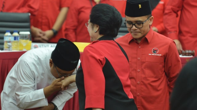 Gus Ipul cium tangan Megawati (Foto: ANTARA FOTO/Wahyu Putro A)