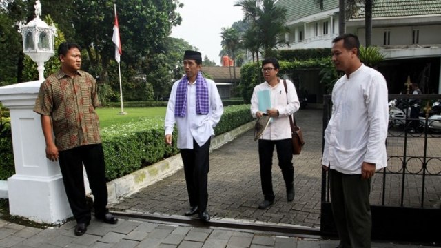 Jokowi di Rumah Dinas Suropati (Foto: ANTARA/Dhoni Setiawan)