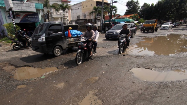 Jalan Rusak di Medan (Foto: Antara/Septianda Perdana)