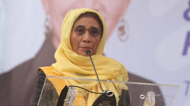 Menteri Susi berhijab saat berikan kuliah di Aceh. (Foto: ANTARA/Syifa Yulinnas)