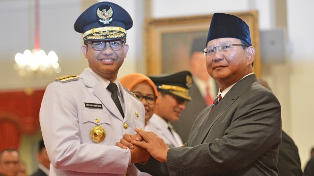 Prabowo memberikan selamat kepada Anies Baswedan Foto: Antara/Wahyu Putro A