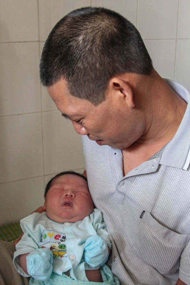 Bayi seberat 7 kg di Vietnam.  (Foto: LE PHUONG / AFP)