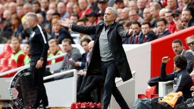 Mourinho pada laga versus Liverpool. (Foto: Reuters)