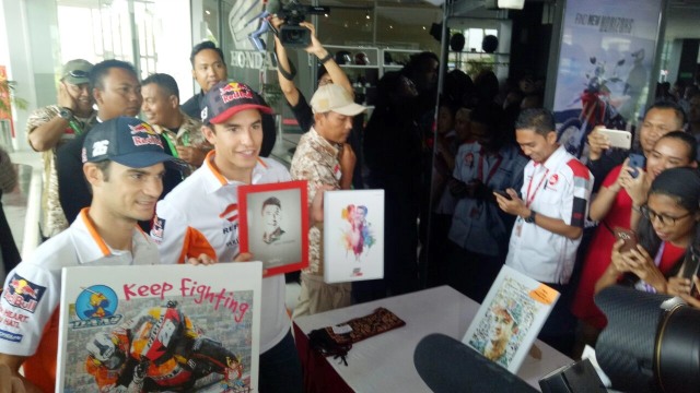 Marc Marquez dan Dani Pedrosa bertemu fansnya (Foto: Akbar Ramadhan/kumparan)