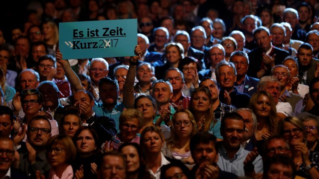 Pendukung Sebastian Kurz saat kampanye di Vienna (Foto: REUTERS/Leonhard Foeger)