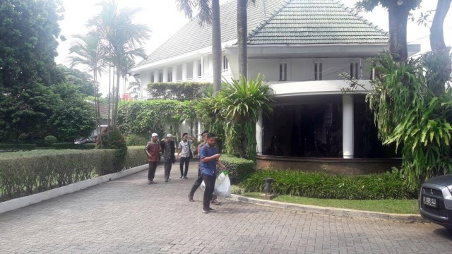 Orang Pemprov DKI kontrol rumah dinas gubernur (Foto: Fadjar Hadi/kumparan)