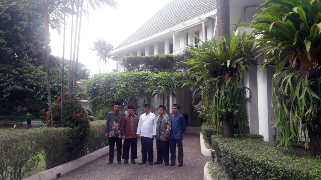 Orang Pemprov DKI kontrol rumah dinas gubernur (Foto: Fadjar Hadi/kumparan)