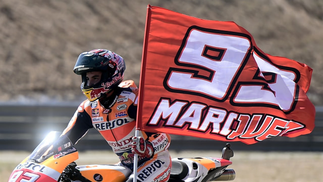 Marquez dengan bendera dan nomor 93-nya. (Foto: Jose Jordan/AFP)
