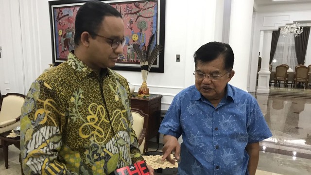 Wapres Jusuf Kalla beri buku ke Anies Baswedan (Foto: Dok. Jubir Wapres Husain Abdullah)