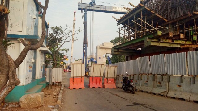 Crane LRT Jatuh (Foto: Adim Mugni/kumparan)