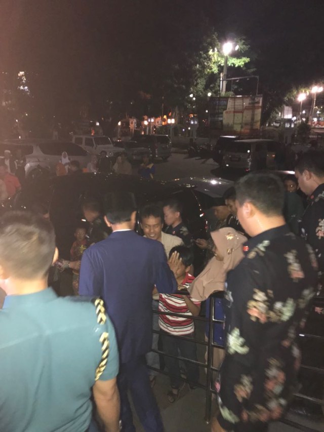 Jokowi Salat di Masjid Agung Garut. (Foto: Istimewa)