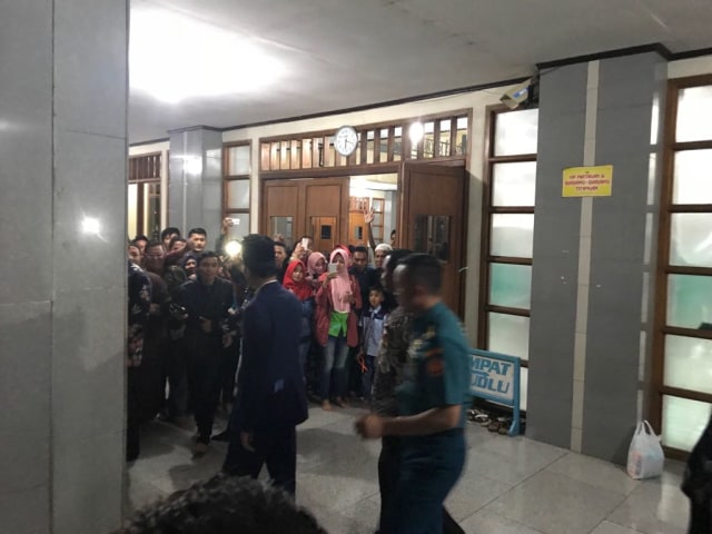 Jokowi Salat di Masjid Agung Garut. (Foto: Istimewa)