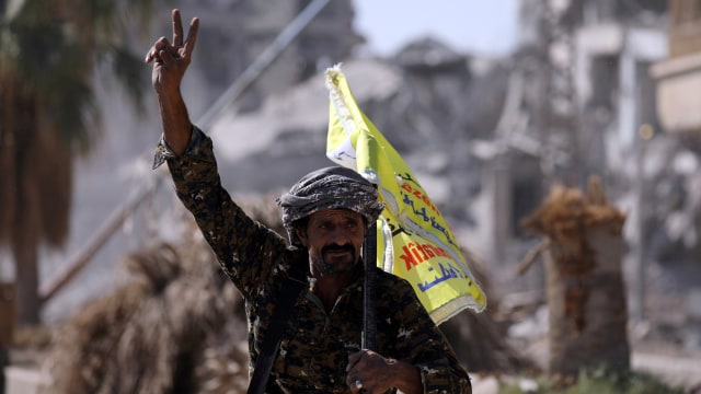 Tentara Syrian rayakan kemenangan di Raqqa (Foto: REUTERS/Rodi Said)