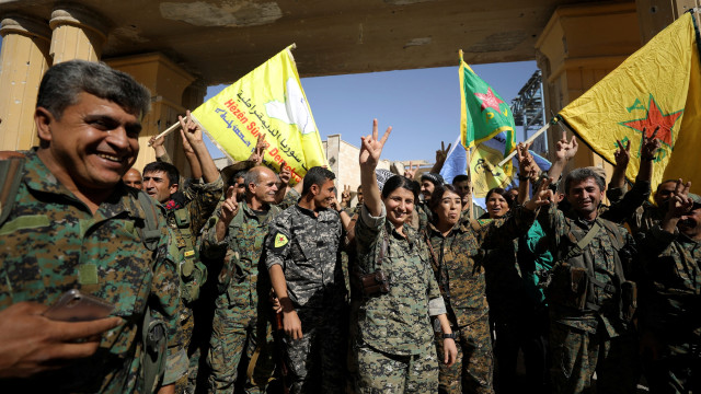 Syrian Democratic Forces rayakan kemenangan (Foto: REUTERS/Rodi Said)