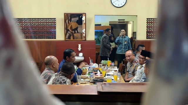 Presiden Jokowi santap sate kambing di Bandung (Foto: Dok. Istimewa)
