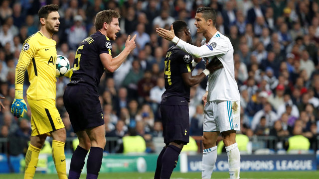 Perselisihan Ronaldo dan Vertoghen. (Foto: Reuters/Paul Hanna)