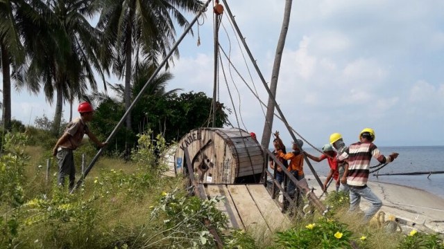 Pembangunan Listrik di Pulau Benan, Kep. Riau (Foto: PLN)