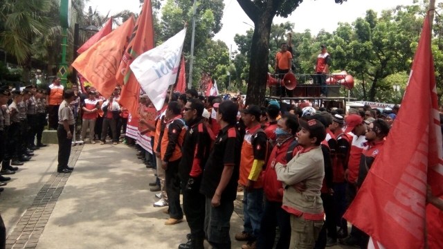 KSBSI aksi di Balai Kota minta UMP dinaikkan. Foto: Diah Harni/kumparan