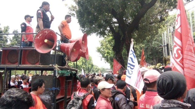 KSBSI aksi di Balai Kota minta UMP dinaikkan. (Foto: Diah Harni/kumparan)