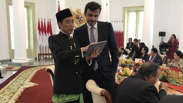 Jokowi dan Emir Qatar di Istana (Foto: Twitter @pramonoanung)