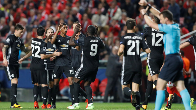 Pemain-pemain United merayakan kemenangan (Foto: Reuters/Carl Recine)