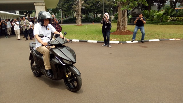 Ignasius Jonan mencoba motor listrik Gesits. (Foto: Resya Firmansyah/kumparan)