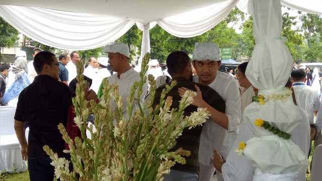 Pemakaman mertua Ayu Dewi  (Foto: Prabarini Kartika/kumparan)