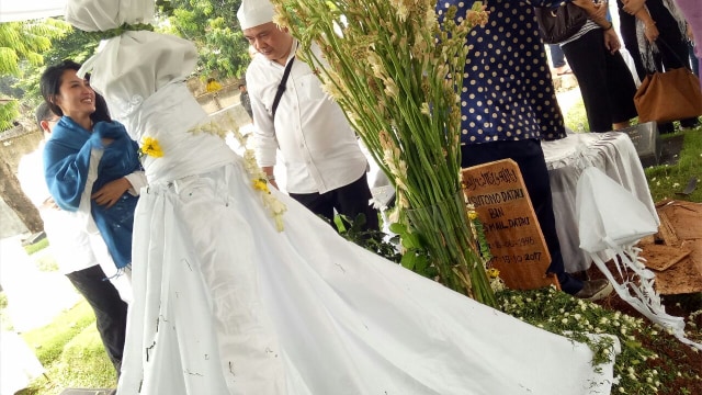 Pemakaman mertua Ayu Dewi  (Foto: Prabarini Kartika/kumparan)