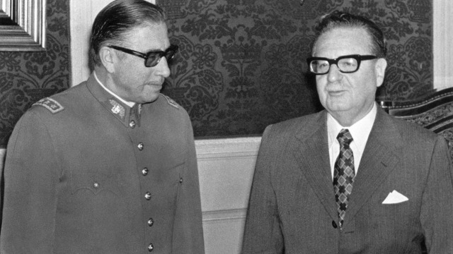 Salvador Allende (kanan) dan Jenderal Pinochet (Foto: AFP)