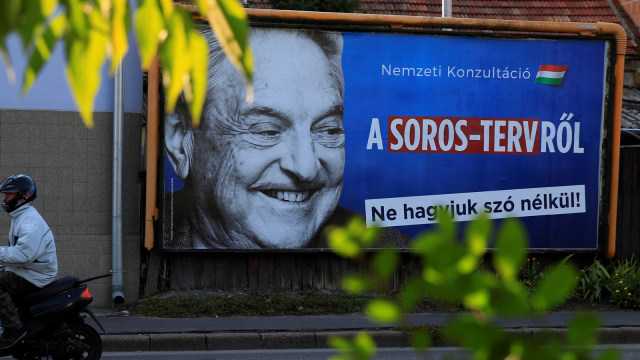 Billboard George Soros di Szolnok, Hungaria (Foto: REUTERS/Bernadett Szabo)