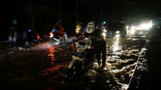 Banjir  di Puri Mutiara IV, Jakarta Selatan (Foto: Aditia Noviansyah/kumparan)