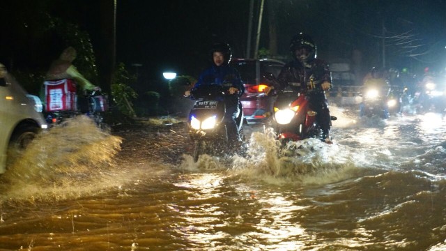 Banjir  di Puri Mutiara IV, Jakarta Selatan (Foto: Aditia Noviansyah/kumparan)