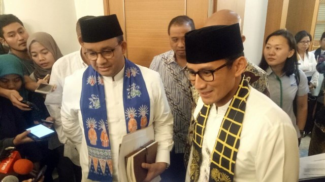 Anies Sandi saat bertugas. (Foto: Johanes Hutabarat/kumparan)