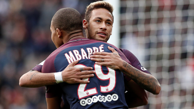 Pelukan Neymar untuk Mbappe. (Foto: REUTERS/Benoit Tessier)