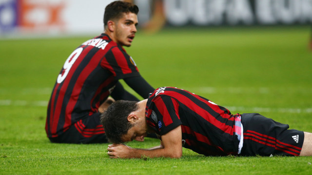 Pemain Milan tertunduk lesu (Foto: REUTERS/Alessandro Garofalo)