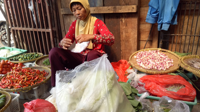 Pedagang sayuran di Pasar Kebayoran. (Foto: Ela Nurlaela/kumparan)