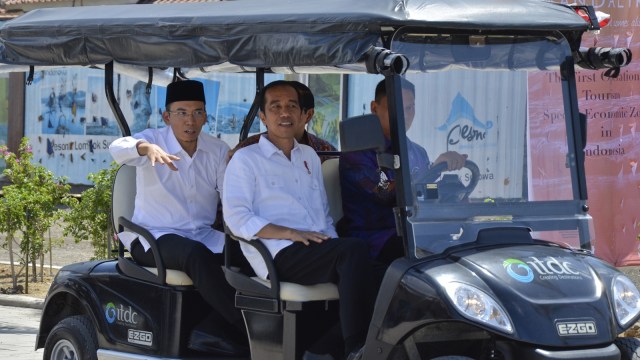 Jokowi dan TGB berkeliling KEK Mandalika di Lombok, NTB. (Foto: Antara/Ahmad Subaidi)