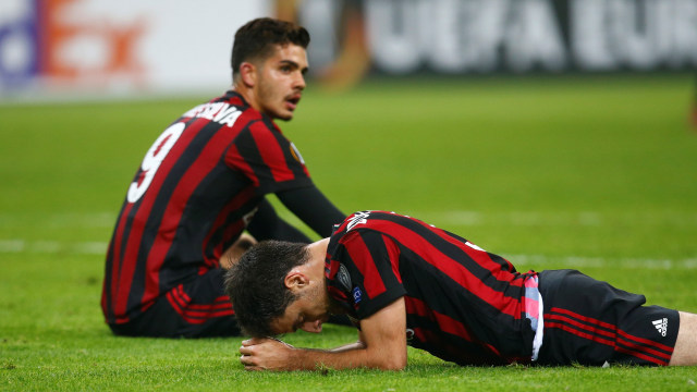 Para pemain Milan tertunduk lesu. (Foto: Reuters/Alessandro Bianchi)