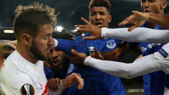 Keributan antarpemain di laga Everton vs Lyon. (Foto: Reuters/Andrew Yates)