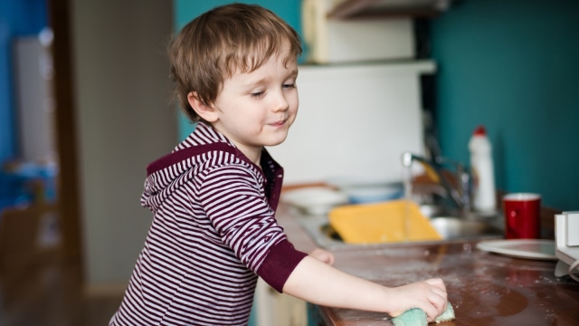 Mengajarkan anak untuk membersihkan rumah (Foto: Thinkstock)