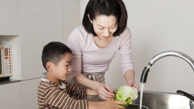 Belajar memasak bersama ibu (Foto: Thinkstock)